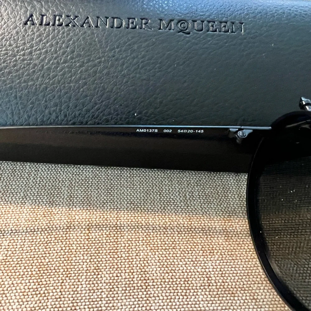 Alexander Mqueen Sunglasses AMO137S - Picture 5 of 5